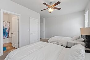 Modern w/ Pool, Gym, Hottub, Golf, Pet Friendly!