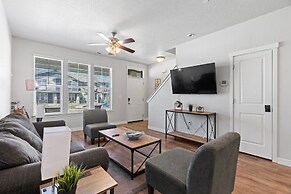 Modern w/ Pool, Gym, Hottub, Golf, Pet Friendly!