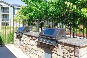 Modern w/ Pool, Gym, Hottub, Golf, Pet Friendly!