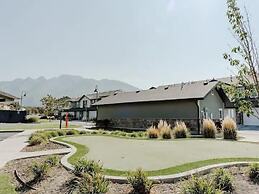 Modern w/ Pool, Gym, Hottub, Golf, Pet Friendly!