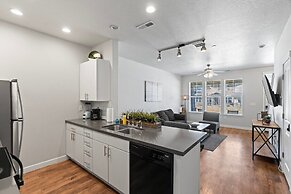 Modern w/ Pool, Gym, Hottub, Golf, Pet Friendly!