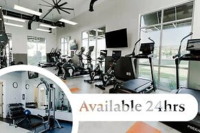 Modern w/ Pool, Gym, Hottub, Golf, Pet Friendly!