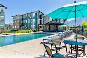 Modern w/ Pool, Gym, Hottub, Golf, Pet Friendly!