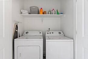 Modern w/ Pool, Gym, Hottub, Golf, Pet Friendly!