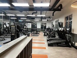 Modern w/ Pool, Gym, Hottub, Golf, Pet Friendly!