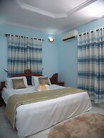 House-sleeps8-parking-jacuzzi