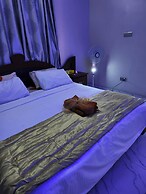 House-sleeps8-parking-jacuzzi