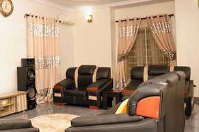 House-sleeps8-parking-jacuzzi