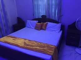 House-sleeps8-parking-jacuzzi