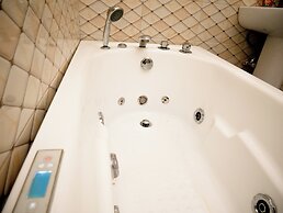 House-sleeps8-parking-jacuzzi