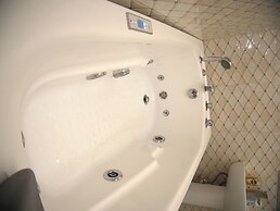 House-sleeps8-parking-jacuzzi