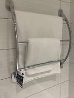 House-sleeps8-parking-jacuzzi