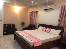 House-sleeps8-parking-jacuzzi