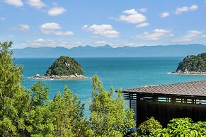 Cozy Suite - Ocean View & Private Beach