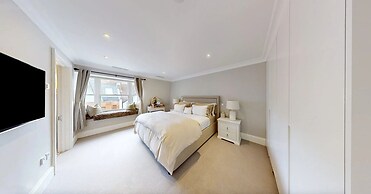 Buckingham & Lloyds Knightsbridge