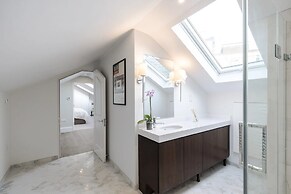 Buckingham & Lloyds Knightsbridge