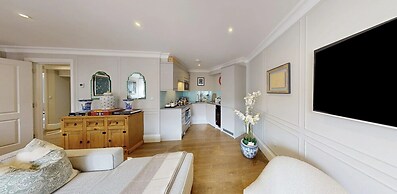 Buckingham & Lloyds Knightsbridge