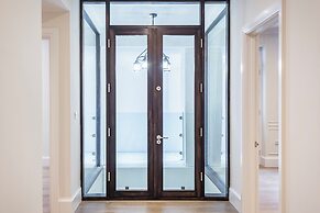 Buckingham & Lloyds Knightsbridge