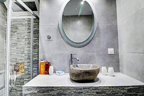 Purple- Lux Studio 2 From Metro Petralona