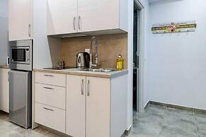 Purple- Lux Studio 2 From Metro Petralona