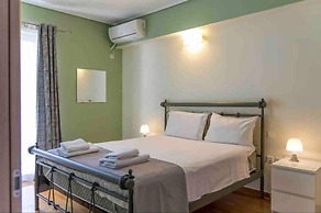 Cozy top Floor Flat Petralona