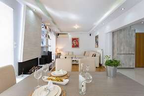 ONE Block From the sea Family House at Floisvos