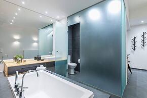 Small Minimal Paradise in the Center of the City