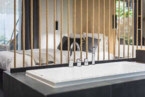 Small Minimal Paradise in the Center of the City