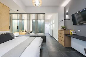 Small Minimal Paradise in the Center of the City