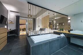 Small Minimal Paradise in the Center of the City