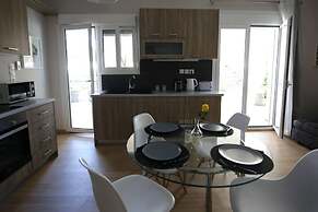 Penthouse lux Flat With 2 bd Next to Larissis