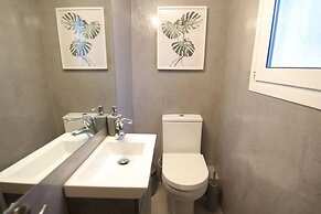 Penthouse lux Flat With 2 bd Next to Larissis