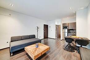 Classy and Stylish Apartment Next to Hilton