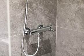 Classy and Stylish Apartment Next to Hilton