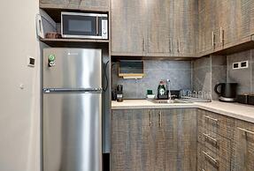 Classy and Stylish Apartment Next to Hilton