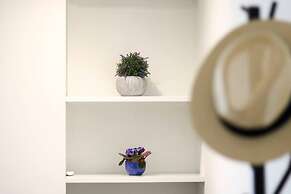 Classy and Stylish Apartment Next to Hilton