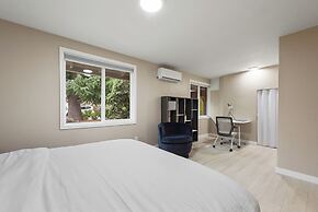 Joyful Kirkland Home, Near Beach, Hot Tub & AC