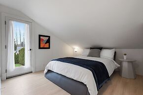 Joyful Kirkland Home, Near Beach, Hot Tub & AC