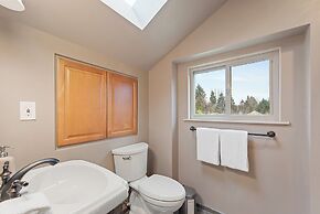 Joyful Kirkland Home, Near Beach, Hot Tub & AC