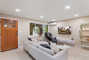 Joyful Kirkland Home, Near Beach, Hot Tub & AC