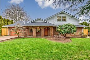 Joyful Kirkland Home, Near Beach, Hot Tub & AC