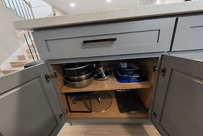 Joyful Kirkland Home, Near Beach, Hot Tub & AC