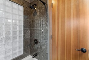 Joyful Kirkland Home, Near Beach, Hot Tub & AC