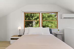 Joyful Kirkland Home, Near Beach, Hot Tub & AC