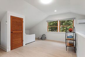 Joyful Kirkland Home, Near Beach, Hot Tub & AC