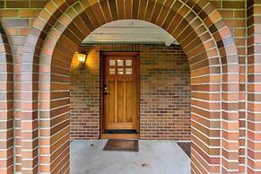 Joyful Kirkland Home, Near Beach, Hot Tub & AC