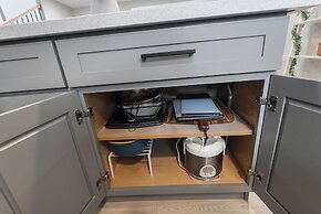 Joyful Kirkland Home, Near Beach, Hot Tub & AC