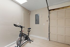 Joyful Kirkland Home, Near Beach, Hot Tub & AC