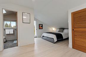 Joyful Kirkland Home, Near Beach, Hot Tub & AC