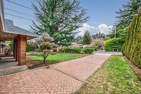 Joyful Kirkland Home, Near Beach, Hot Tub & AC